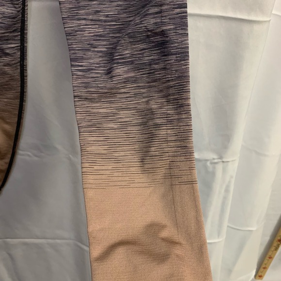 VS PINK Ultimate Leggings Black and Tan  Ombre Size Medium - Picture 5 of 8